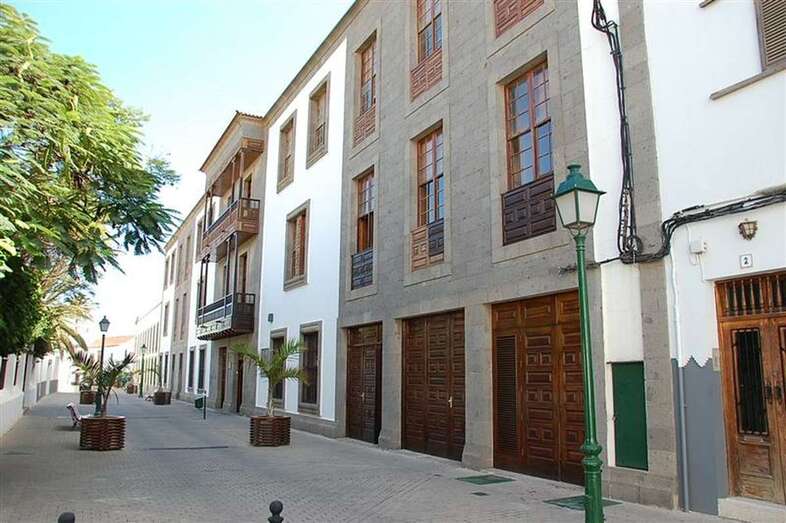 Vista de la fachada del actual Hogar Santa Rosalía, en un vetusto y mastodóntico edificio de San Juan (Foto TA)